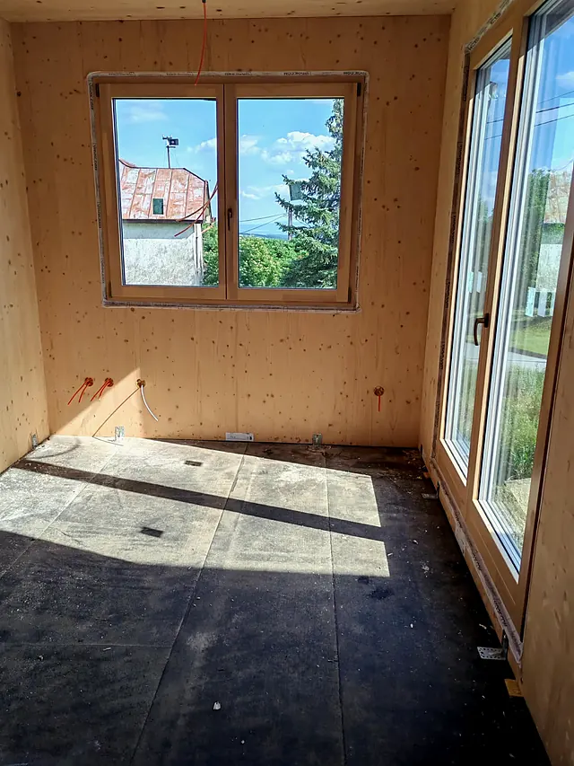 Vývody v stene rozostavanej miestnosti s oknom