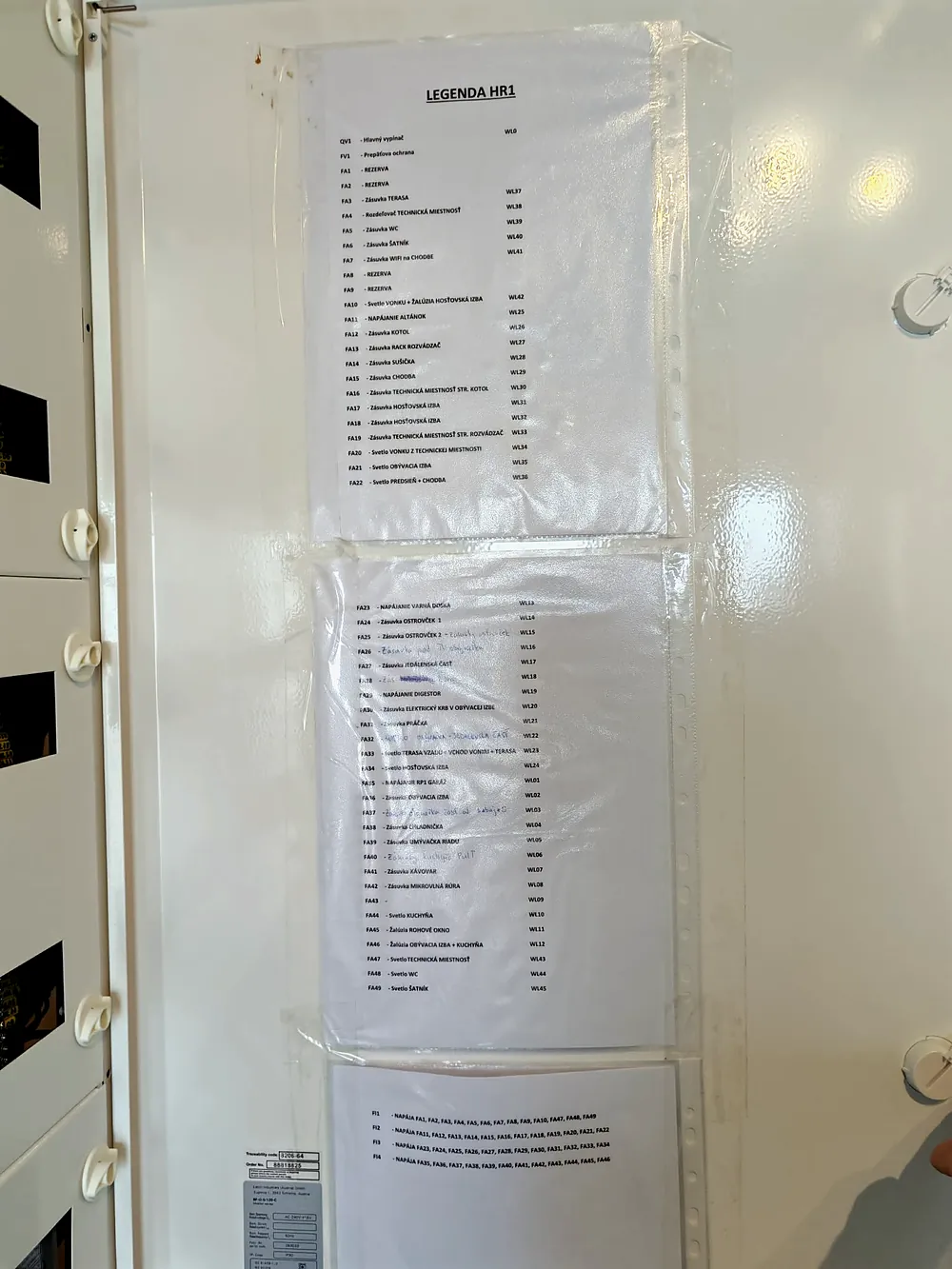 Popis obvodov nalepený na vnútornej strane dverí rozvádzača